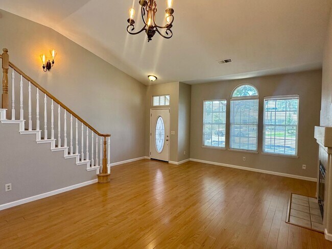 Foto del edificio - 3 bedroom 2.5 bathroom corner lot