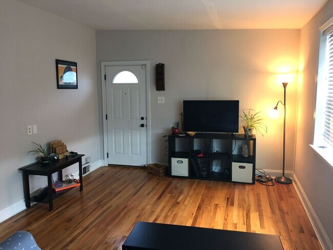 Building Photo - Beautiful 2-Bed/1.5-Bath Townhouse with Fi...