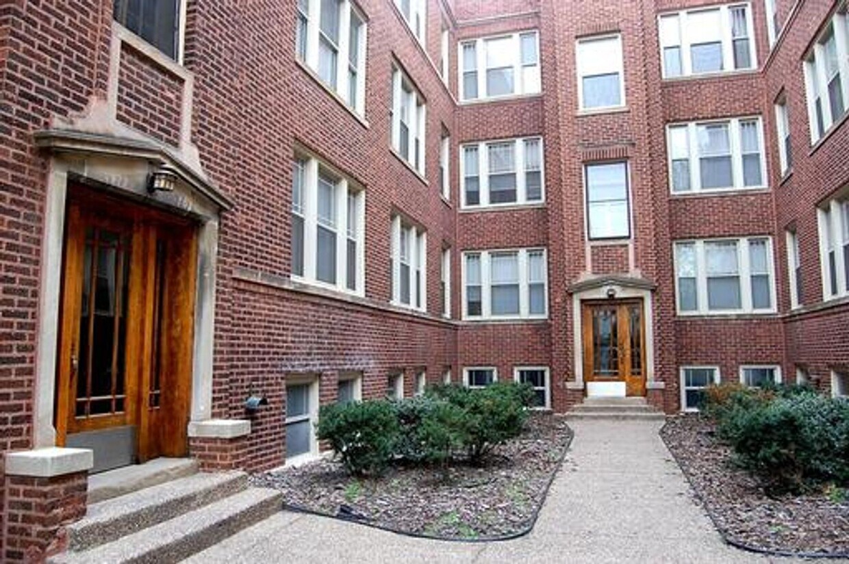 Foto principal - 4844 W Wrightwood Ave