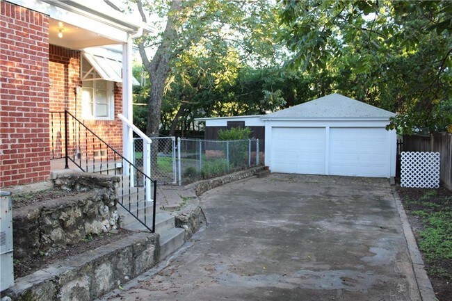 Foto del edificio - 6457 Rosemont Ave