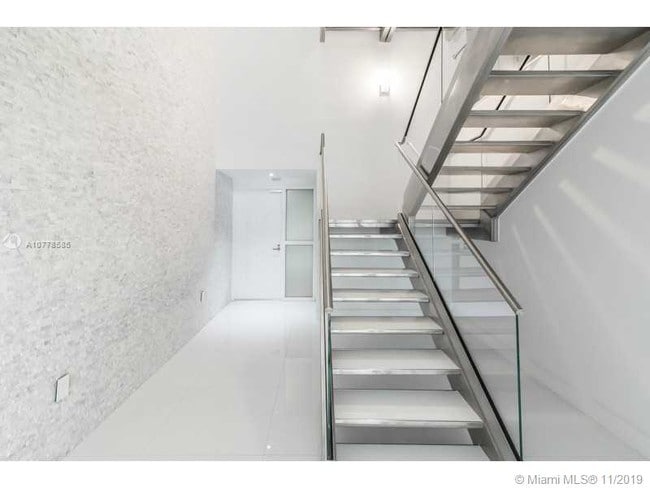 Building Photo - 1000 Venetian Way