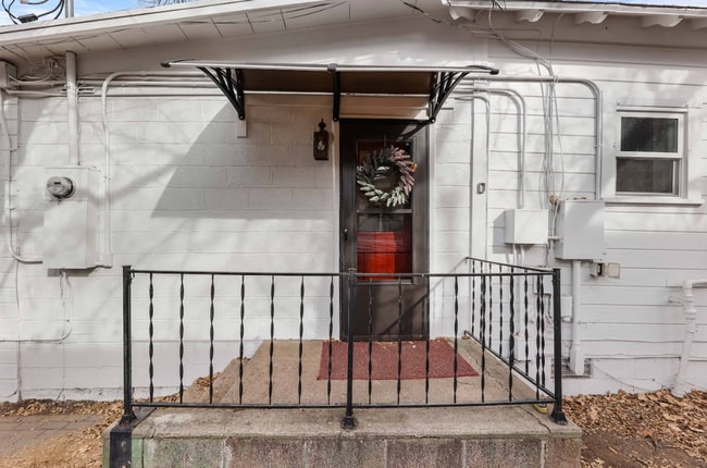 Building Photo - Charming 2 Bedroom, 1 Bathroom Back Unit with Private Yard — Close to Downtown