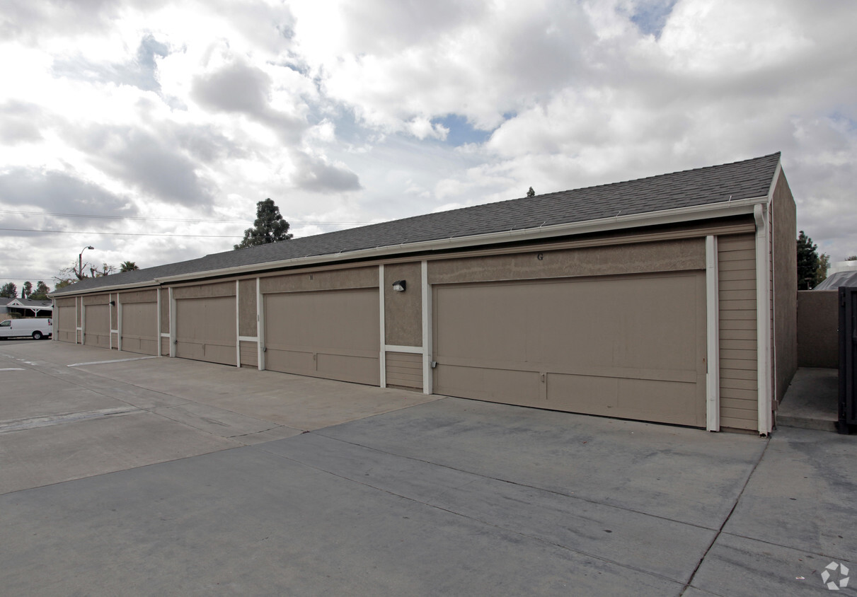 Garage - 2940 E Frontera St