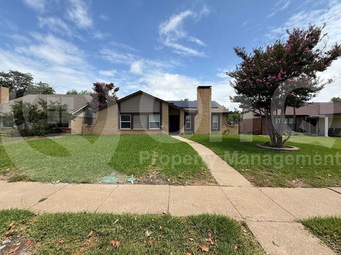 Foto principal - 2929 Holy Cross Ln