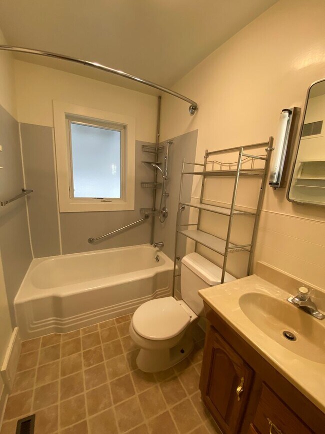 Foto del edificio - 3 Bed (1 Non-Egress)/ 1 Bath/ 2 Car Garage...