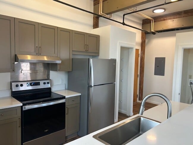 Building Photo - Flowers Building Condominiums Convenient To Downtown!!