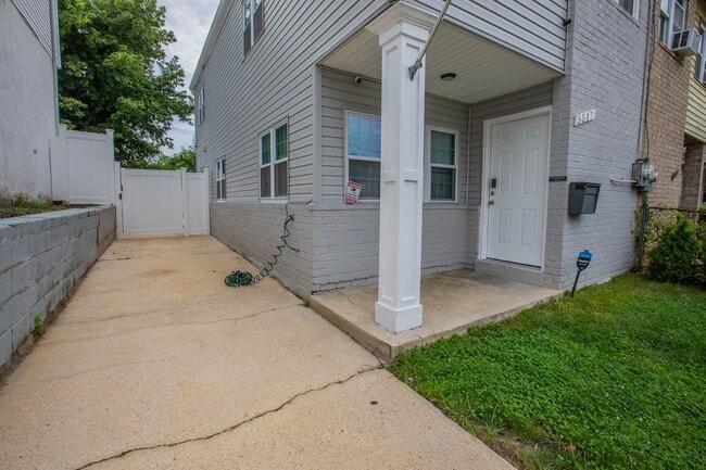 Building Photo - Lovely 3 BR/2.5 BA End Unit Townhome in Deanwood!