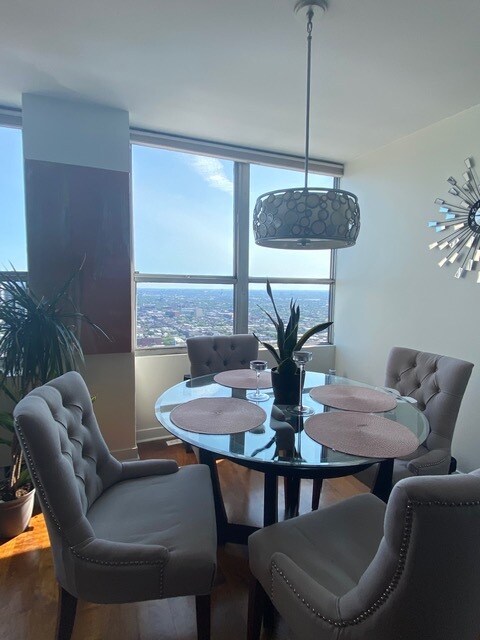 Foto principal - 655 W Irving Park Rd