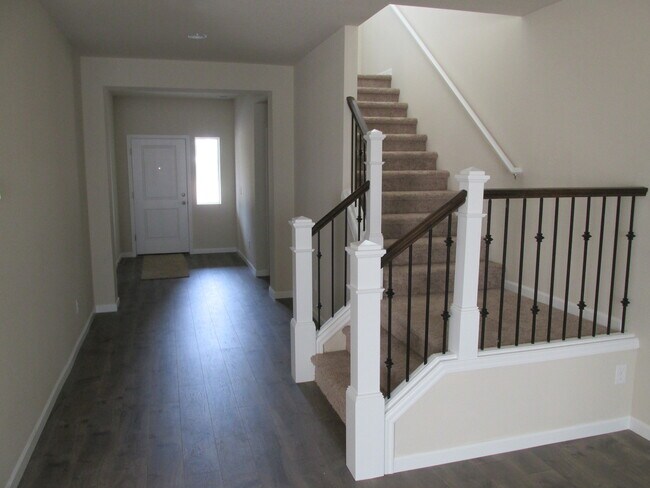 Foto del edificio - $500 off 1st month! New carpet, hardwoods, quartz counters, 4 Br 2.5 bth  fenced yard, walk to park!