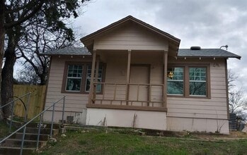 Building Photo - 1208 E Magnolia Ave
