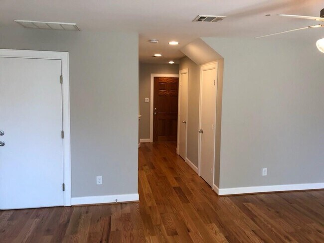 Building Photo - 708 E 40th St