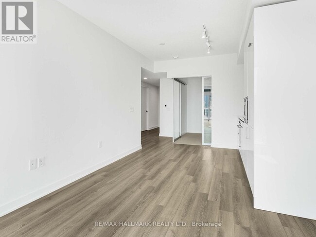 Building Photo - 230 Simcoe St