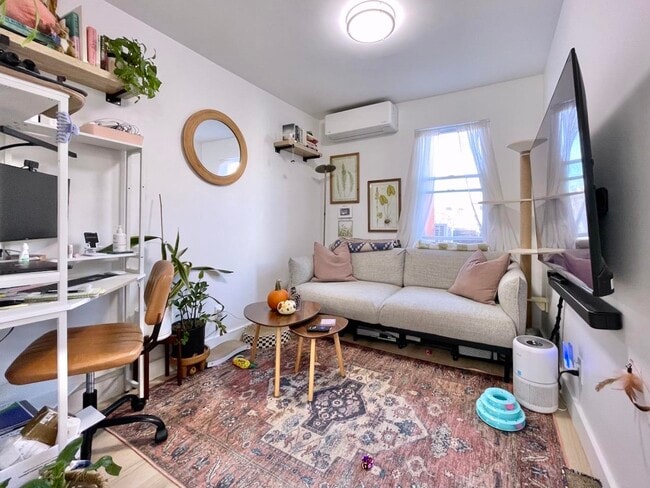 Building Photo - 379 Monmouth St