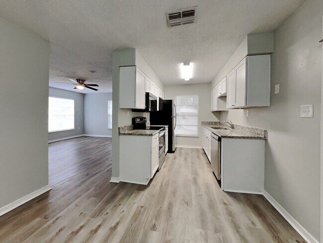 Foto del edificio - Beautifully Renovated 3 Bed 2 Bath Home with Garage in Tampa, FL