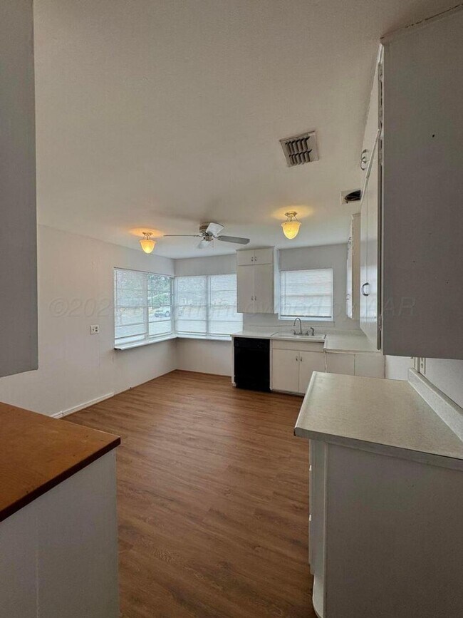 Building Photo - LARGE 2bedroom 1bathroom with 1 car garage...