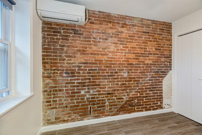 Building Photo - 619 10th St NE