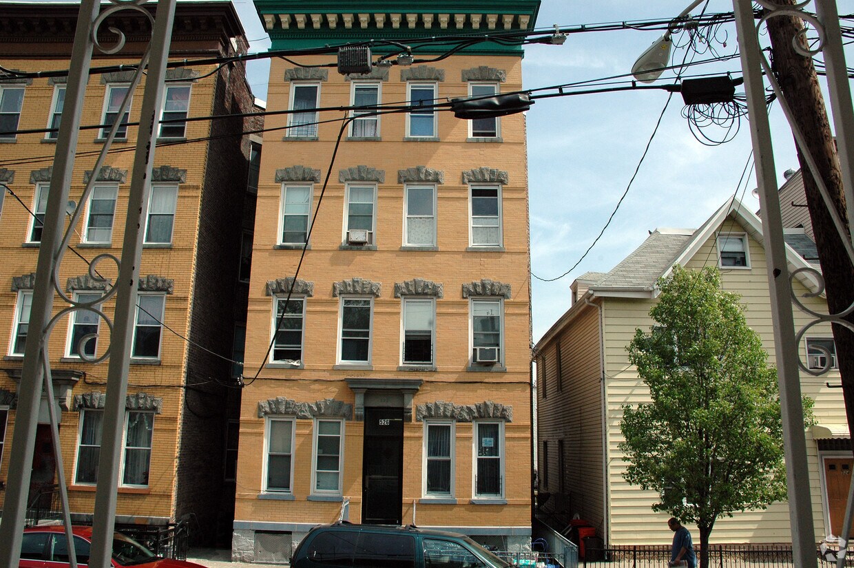 Building Photo - 526 28th St