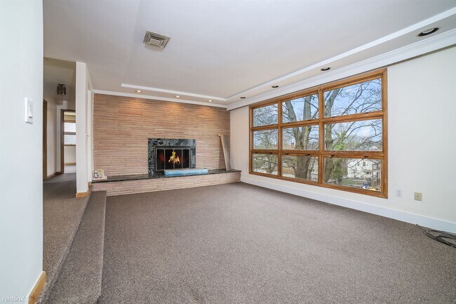 Building Photo - 4 br, 1 bath Duplex - 250 Lenox St
