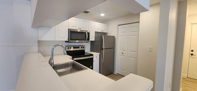 Building Photo - 2804 Sarento Pl