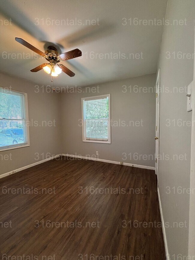 Foto del edificio - Two bed one bath duplex for rent NOW!
