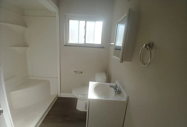 Building Photo - Charming 3 Bedroom Bungalow