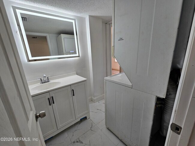 Foto del edificio - 3920 N Davis St