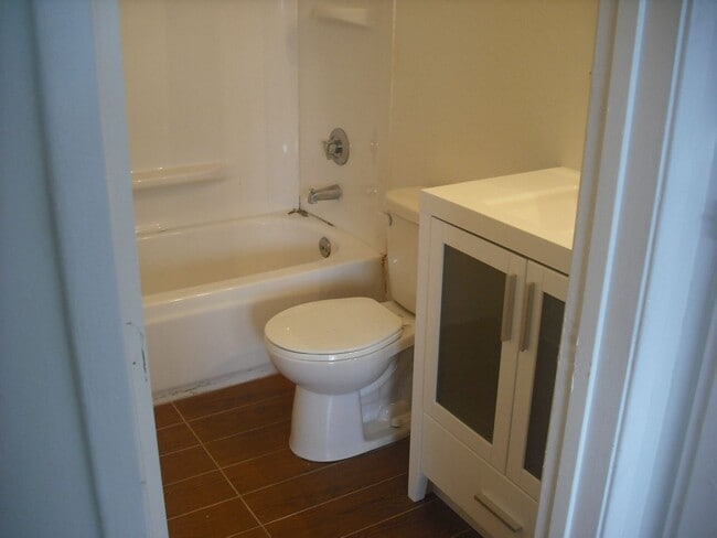 Building Photo - Wonderful 1 bedroom ground floor condo