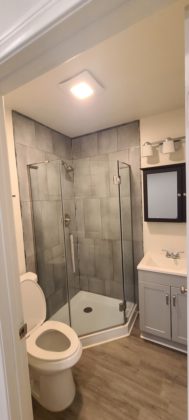 Baño - 909 Begonia St
