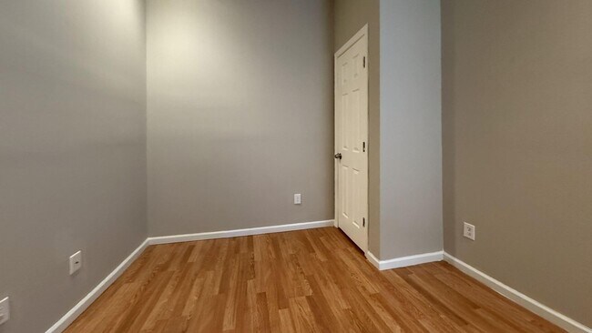 Foto del edificio - Charming 4BR/2BA Rowhouse with Hardwood-Style Flooring Throughout