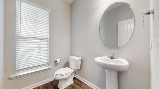 Building Photo - 3 Bedroom 2.5 Bathroom Townhome - The Comm...