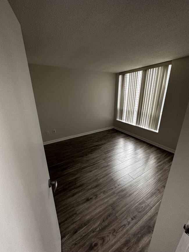 Building Photo - 33 Sheppard Av E