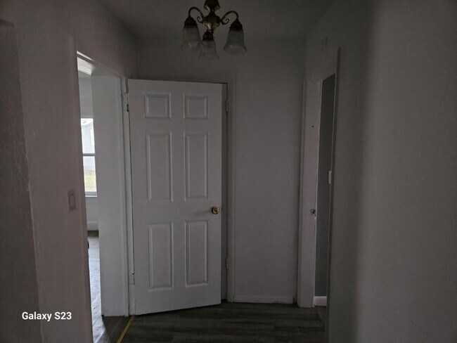 Building Photo - Spacious Single Family Home