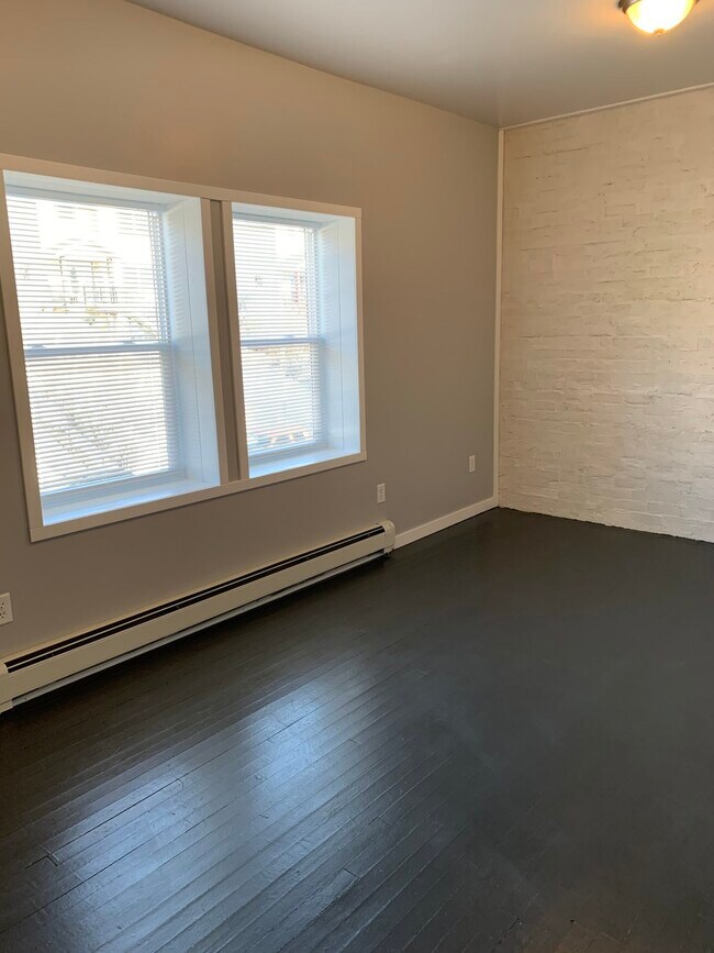 Large bedroom - 20 W 5th St