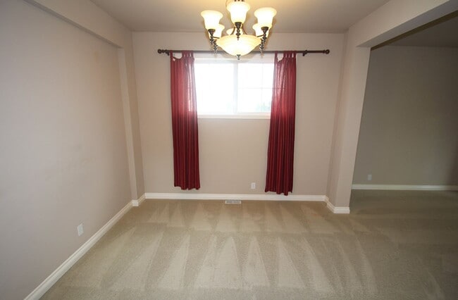 Building Photo - 4 BEDROOM REDMOND HOME FOR RENT WITH 2 CAR GARAGE!