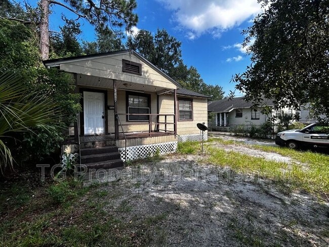 Building Photo - 2057 Brackland St