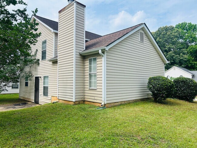 Building Photo - 7018 New Dale Rd
