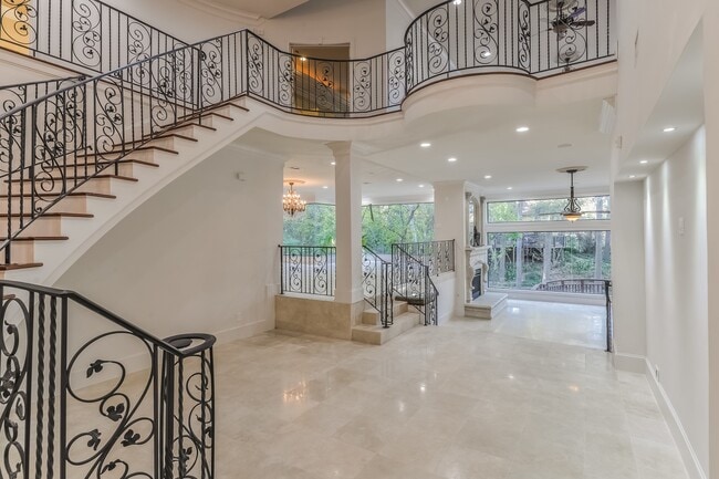 Building Photo - 15 W Shady Ln