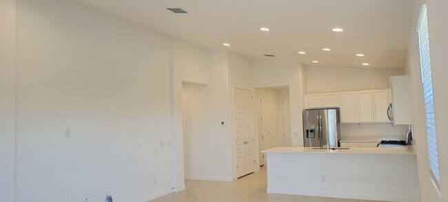 Cocina/sala de estar con techo alto abovedado - 9530 E Tesla Ave