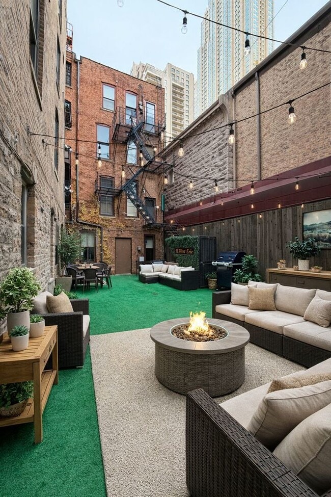 Building Photo - 642 N Dearborn St