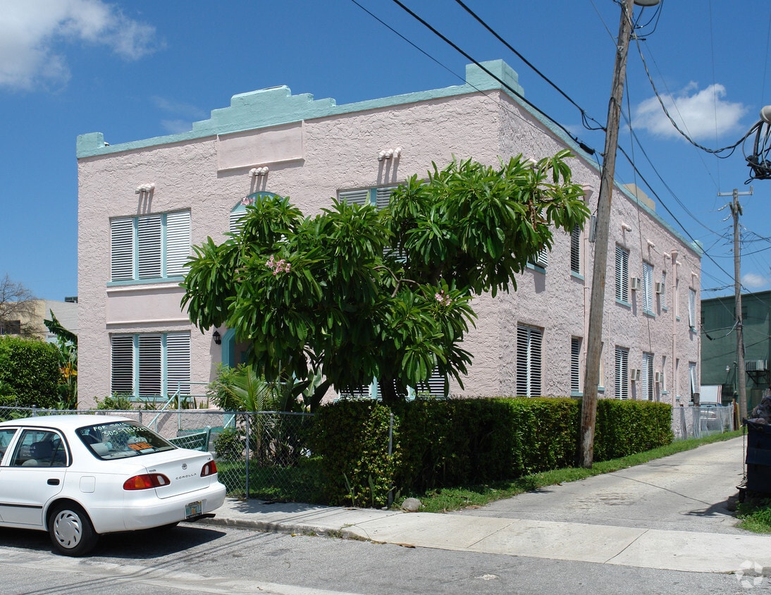 Building Photo - 2225 SW 9th St