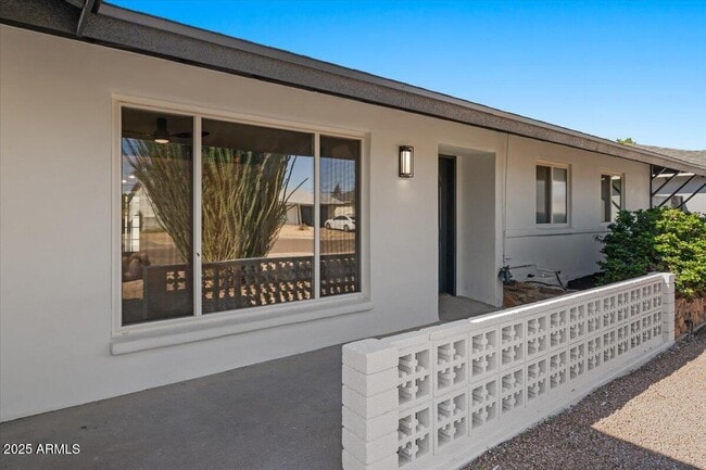 Building Photo - 8617 E Palm Ln