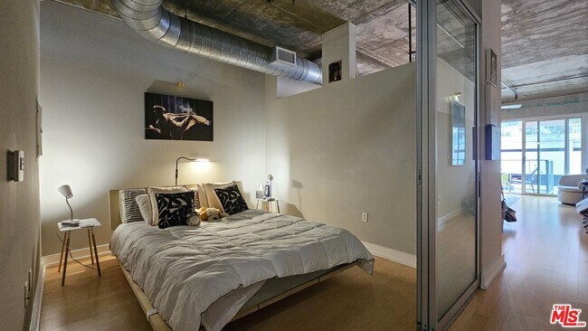 Foto del edificio - 645 W 9th St
