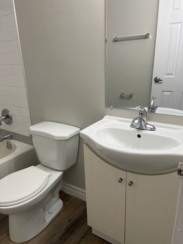 Building Photo - Bachelor Unit Available