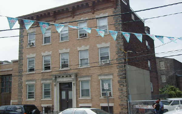 Building Photo - 100 Monroe St