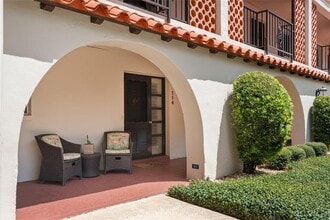 Building Photo - 104 S Interlachen Ave