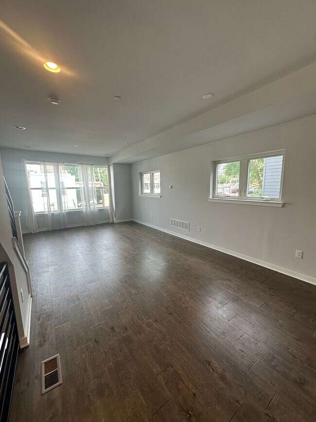 Foto del edificio - Beautifully Renovated 4 Bed/ 3.5 Bath With Rooftop!