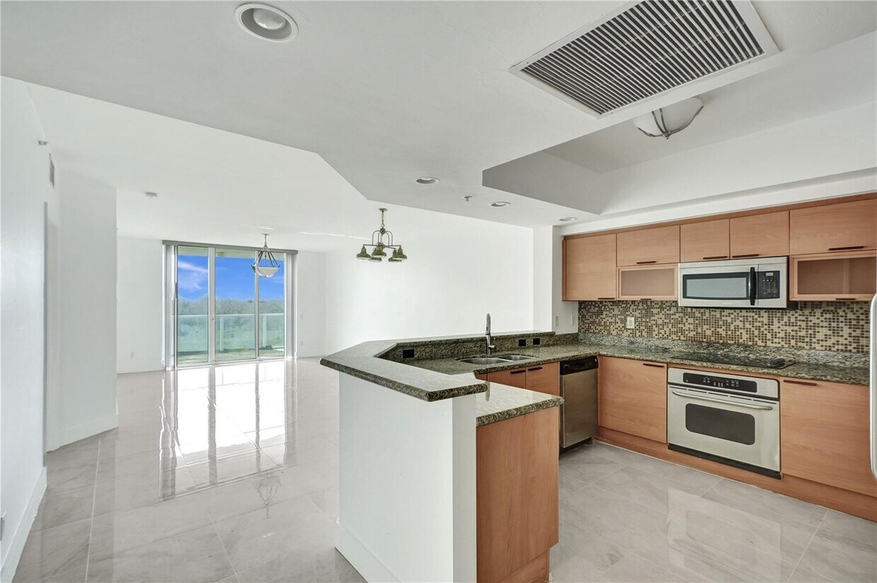 Foto principal - 14951 Royal Oaks Ln