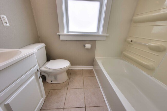 Foto del edificio - Charming & Spacious 3-Bedroom Unit with Private Master Suite