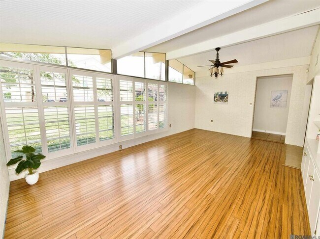 Building Photo - 3 Bedroom House in the Garden District