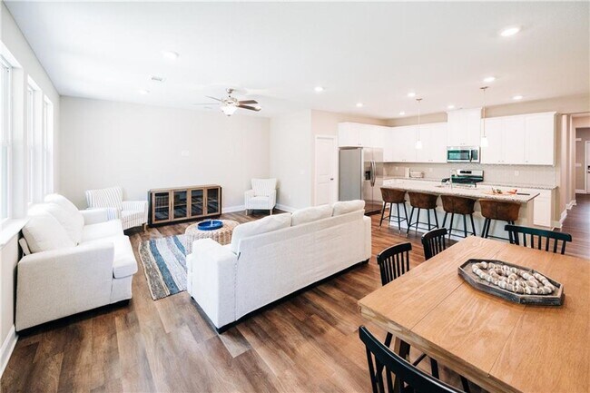 Foto del edificio - Spacious 4-Bedroom Home in Desirable Cape ...